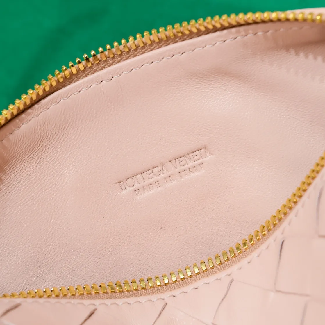 Batch 1360 #BvWallace Shoulder Lunch Bag 🔥 A lunch box bag that you can just grab and go. It is made of classic intrecciato weaving technology and reflects the craftsmanship of Bottega. The entire bag is made of top-grade happa lambskin. It is very soft and lightweight. The small bag shape is cute and exquisite. The interior capacity is also very large and can be carried under the arm. It is quite practical! The bottom of the bag is made of gold metal to prevent wear and tear. The details are really good! Choose this elegant commuting bag for Zaoba people~ Size: 22x13x9.5, model number; 7748#